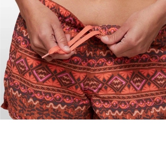 Patagonia Women's Barely Baggies shorts in the Mangrove Tiki pattern - Picture 2 of 10